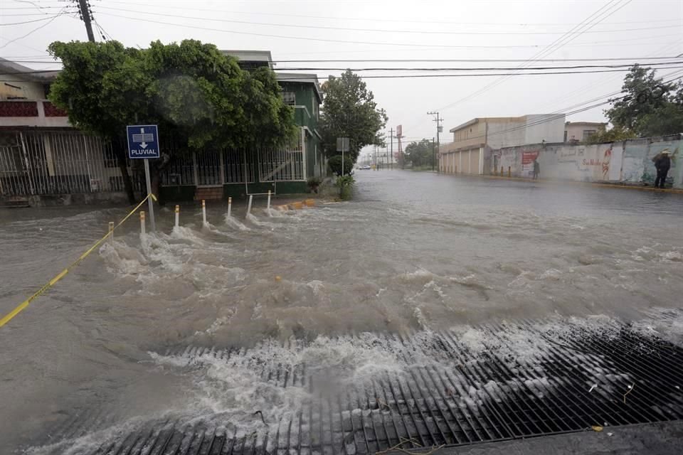 Autoridades desalojan calle en Las Puentes, 4to Sector, ante inundacin.