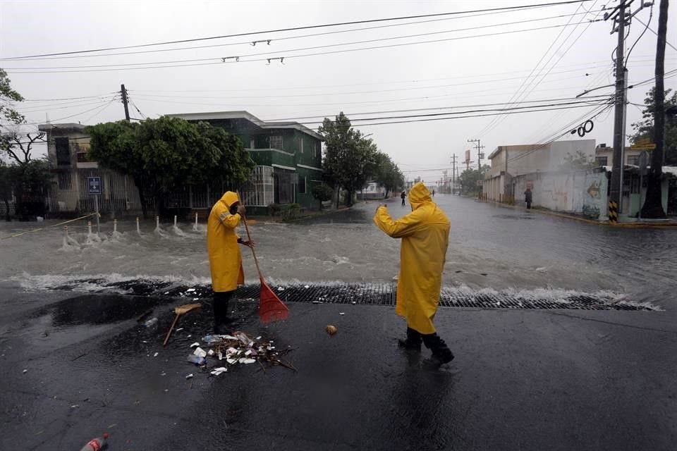 Autoridades desalojan calle en Las Puentes, 4to Sector, ante inundación.