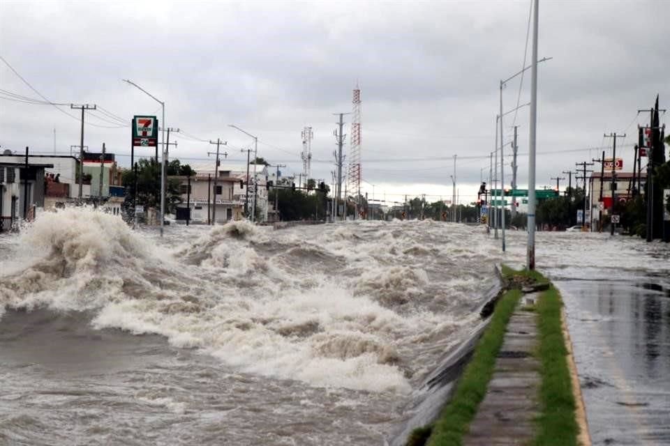El desborde del Arroyo Topo Chico oblig al cierre de vialidades de la zona, en San Nicols.