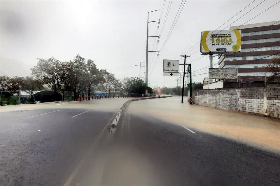 Todos los carriles de la Avenida Morones Prieto, en San Pedro, quedaron inundados.