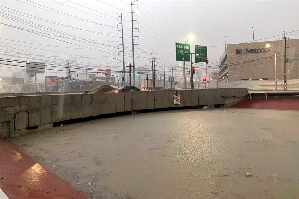 El paso a desnivel de Gonzalitos y Fleteros, a la altura de Galeras Monterrey, qued completamente inundado.