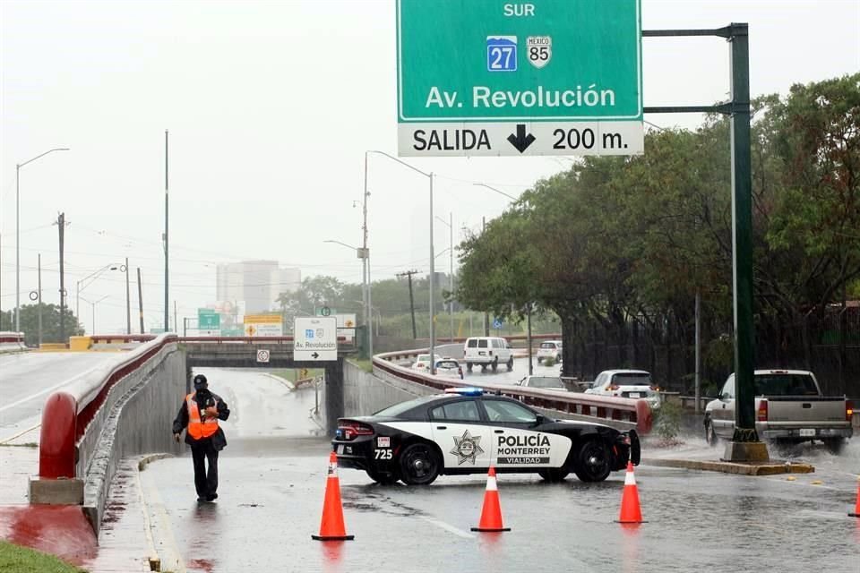 Las autoridades cerraron vialidades que quedaron inundadas.