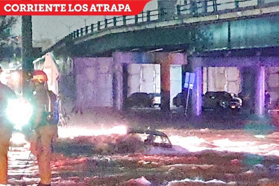 Una mujer, su hija y el conductor de un taxi fueron rescatados en el cruce de Bernardo Reyes y Fidel Velázquez.