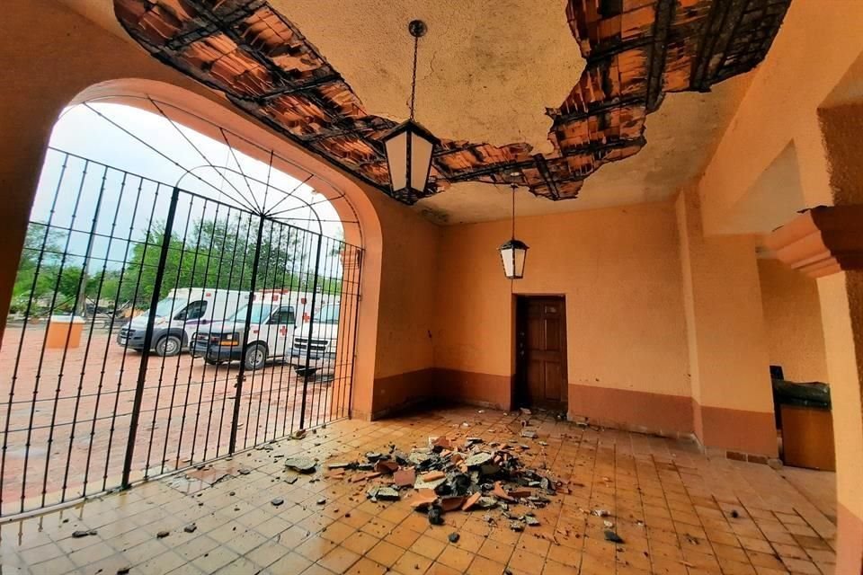 Las filtraciones de agua en la presidencia del municipio de General Treviño han ocasionado que literalmente el techo del edificio se caiga en pedazos.
