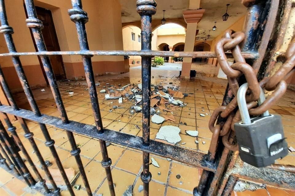 A causa de los daños, la puerta principal de la presidencia fue cerrada ante el riesgo que representa para los visitantes y los trabajadores municipales.