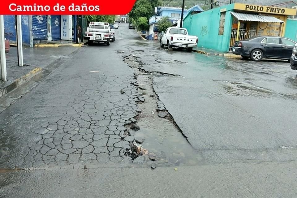 El pavimento en la Colonia Lázaro Cárdenas presentaba daños y hundimientos, en Monterrey.