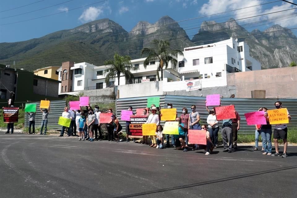 Alrededor de 30 vecinos protestaron ayer afuera del terreno donde se realiza la obra, en Cumbres quinto sector.