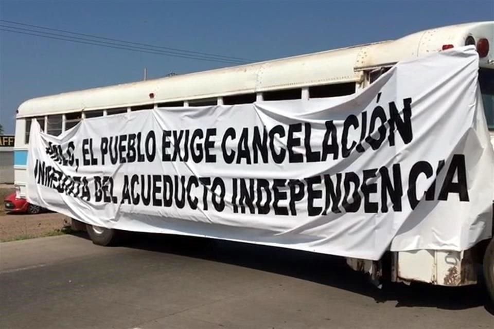 Pobladores bloquean la Carreteta Federal 15, en entrada a comunidad yaqui de Vícam, ante la visita de AMLO.