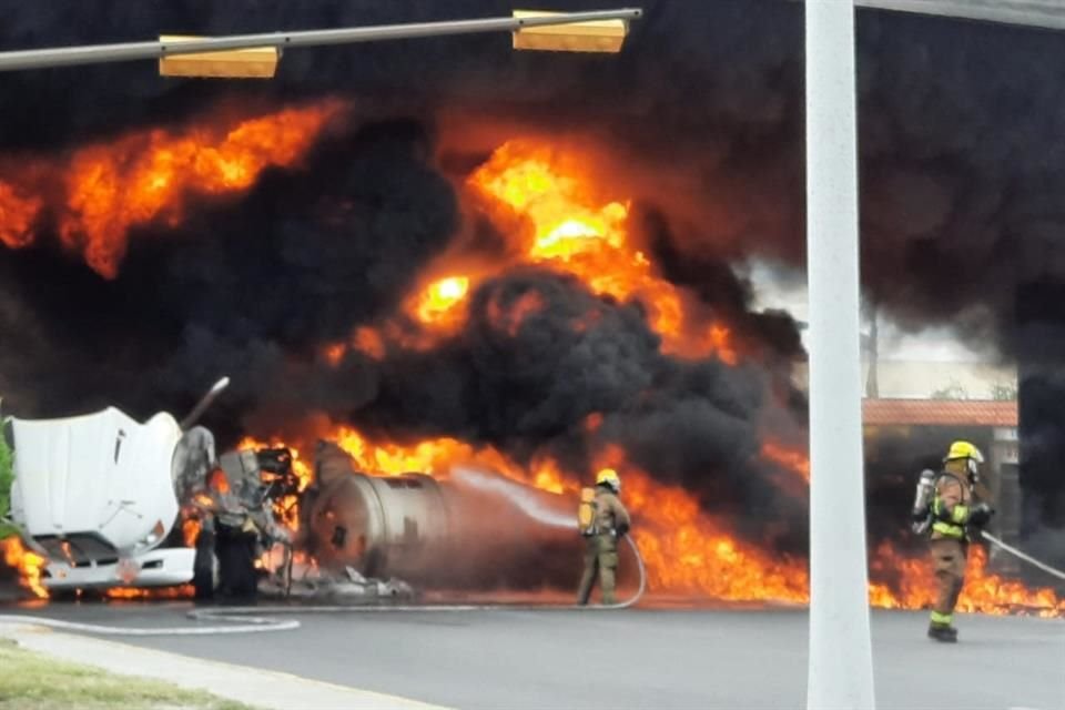 Una pipa cargada con combustible volcó y se incendió tras chocar contra el tren en la Av. Juan Pablo II, a la altura de Diego Díaz de Berlanga, en San Nicolás.
