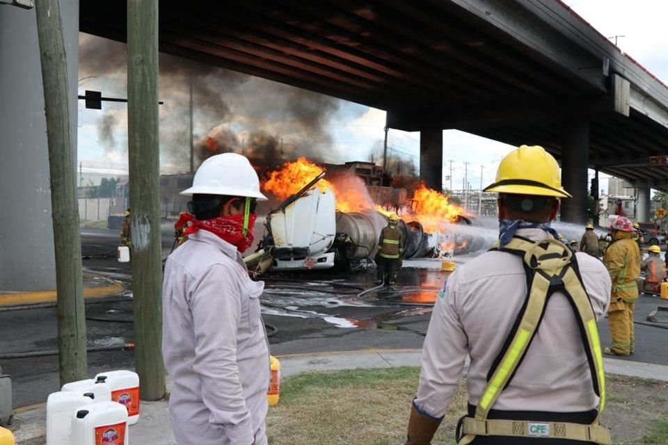 Una pipa cargada con combustible volcó y se incendió tras chocar contra el tren en la Av. Juan Pablo II, a la altura de Diego Díaz de Berlanga, en San Nicolás.