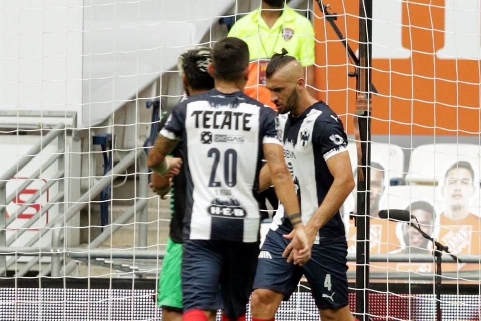 Nico Sánchez tuvo un mal día en la zaga.