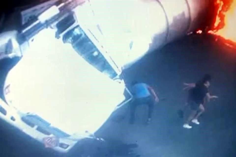 Un video captado por una cámara de seguridad de San Nicolás muestra como al empezar a incendiarse la pipa el chofer y otras tres personas huyen.