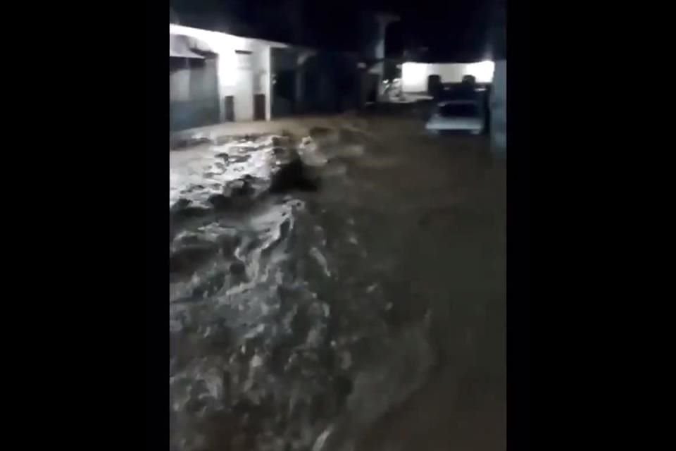 En el Municipio de Coyutla se desbordó el arroyo.