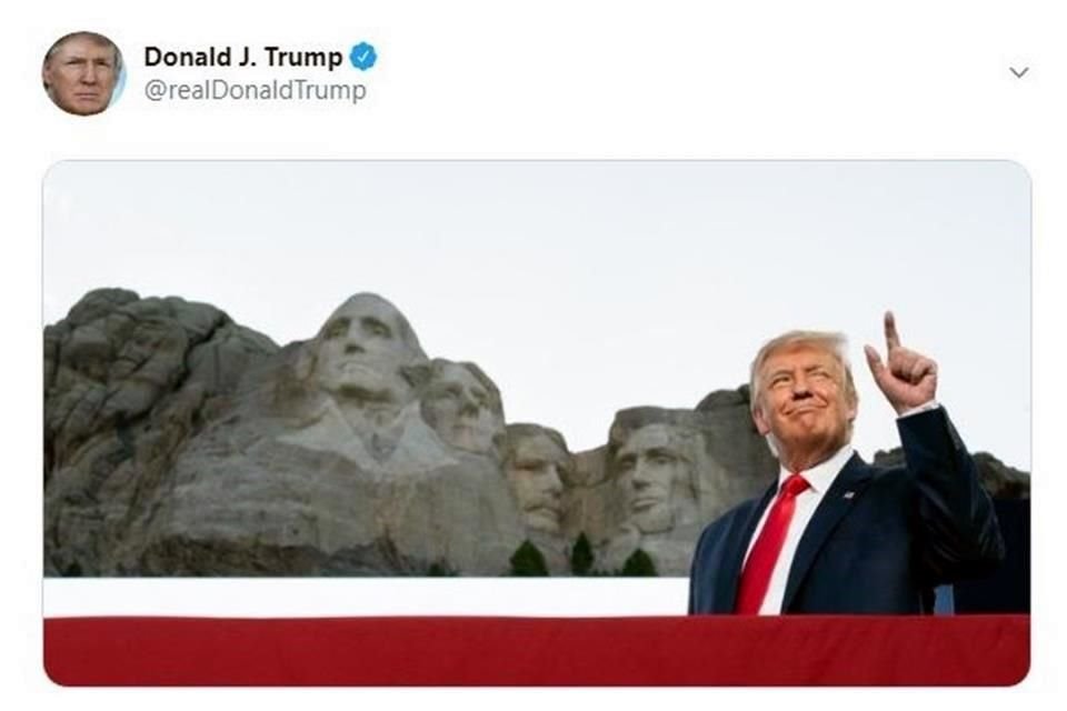 Trump negó un reporte de haber pedido a autoridades añadir su cara al Monte Rushmore, pero dijo que le parecía 'buena idea'.