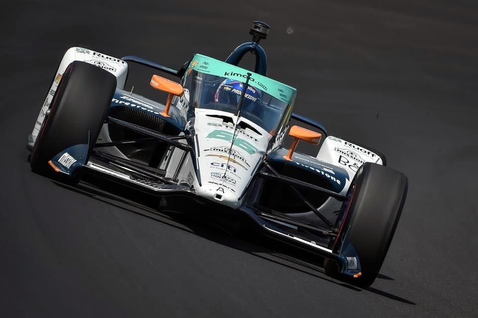 El piloto español Fernando Alonso, en su Chevrolet del equipo Aroow McLaren SP, durante las prácticas del Indy 500.
