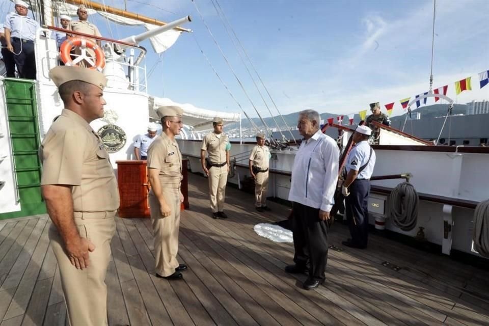 Al abordaje del Presidente se realizó un protocolo tradicional para altos funcionarios, con honores al pitido marinero