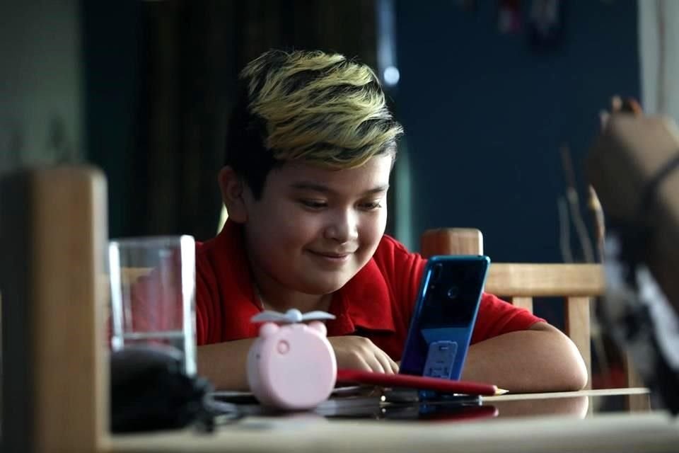 Otros, como Santiago Pacheco, de 11 años, arrancaron el ciclo escolar frente a pantallas más pequeñas, de teléfonos celulares.