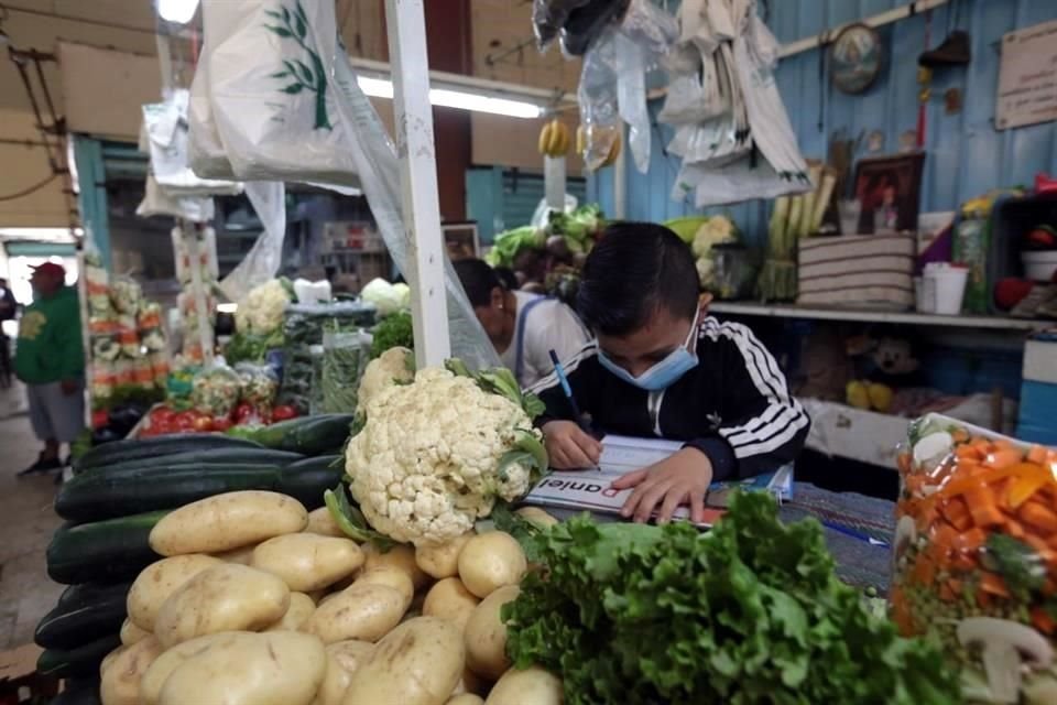 En el Mercado de la Lagunilla Comestibles, Erik Damián Rodríguez tuvo su primer día de educación primaria en el puesto de verduras de su familia.