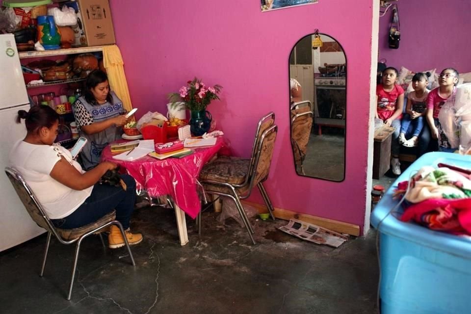 La realidad de otras madres trabajadoras es la de Karina Rosales, quien se dedica a vender comida para llevar. Mientras labora en la cocina, la habitación de al lado hace de aula.