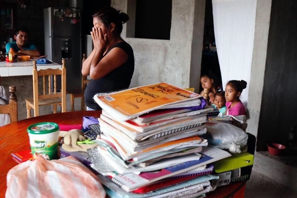 Sin luz propia, Amelia espera los horarios de la tarde para su hija de primero de secundaria ya que esta mañana no había clases de acorde a su grado, en la colonia Lomas de Santa Cruz, Oaxaca.