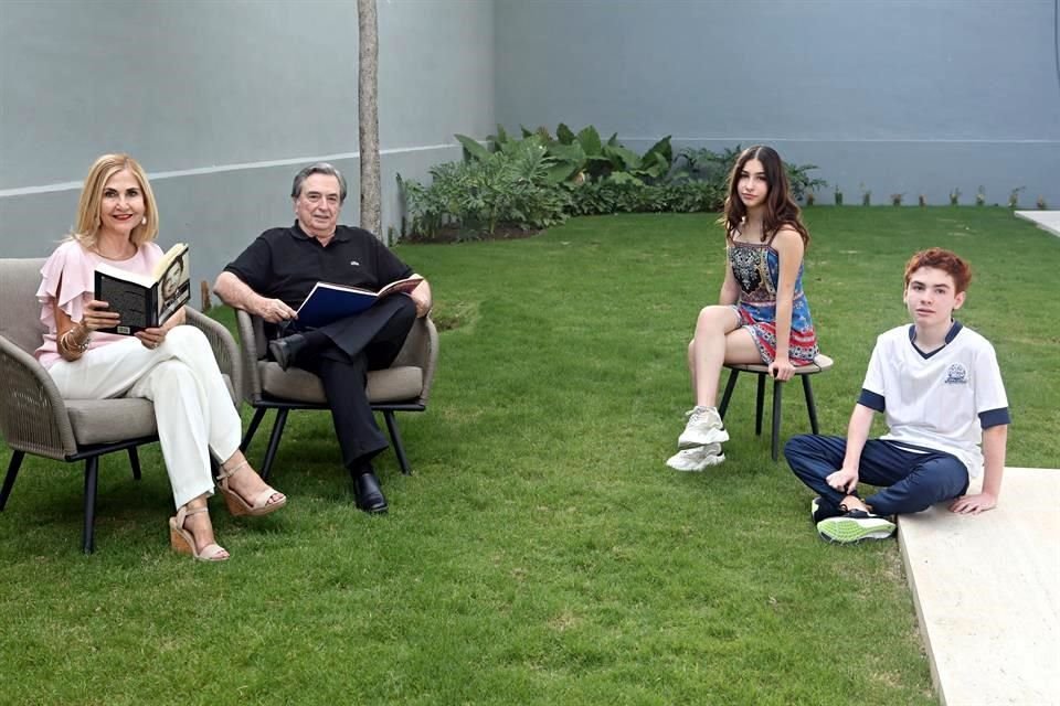 Mónica Bueron de Villarreal, Viviano Villarreal, Vanessa Martínez Villarreal y Lauro Martínez Villarreal