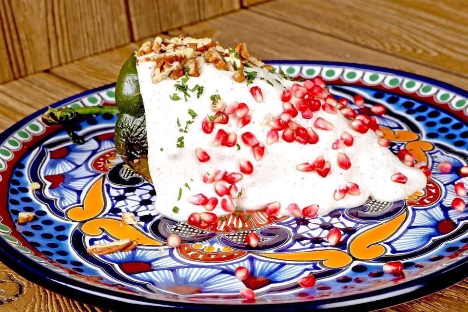 Para quien lo tenga será su biblia de cocina mexicana. México está considerado patrimonio cultural de la gastronomía, entre otros países, y muchos no lo sabemos'.- Cecy boughton chef