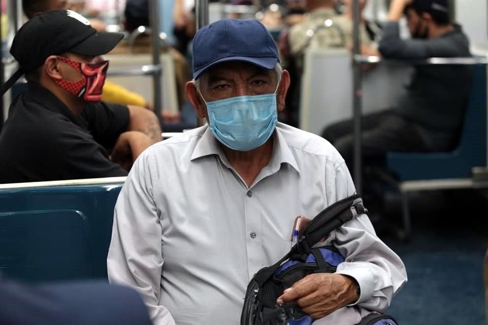 El cubrebocas las partículas de saliva en los vagones.