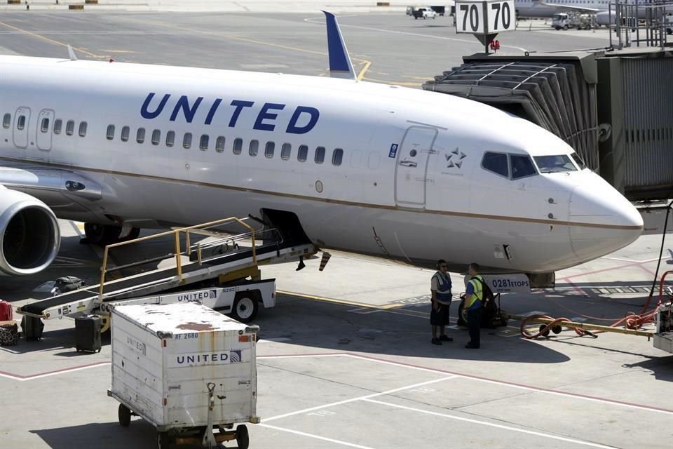 United Airlines dijo que los recortes serían en octubre.
