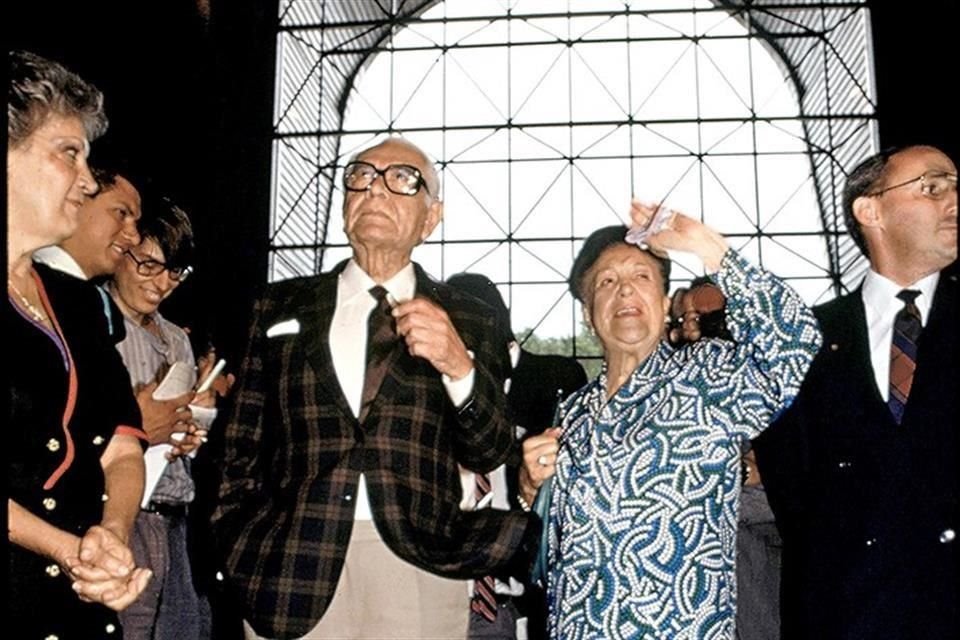Rufino Tamayo y su esposa Olga Tamayo acompañados de Márgara Garza Sada de Fernández, en la apertura del 'Pabellón del Universo', un vitral que realizó el reconocido artista mexicano.