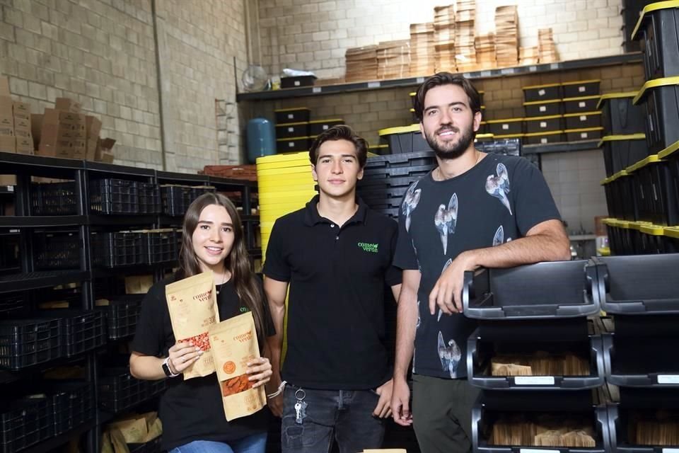 Mariana Barba, Andrés Barba y Emilio Berdegué fundaron Come Verde, que  busca acercar a las personas los snacks saludables.