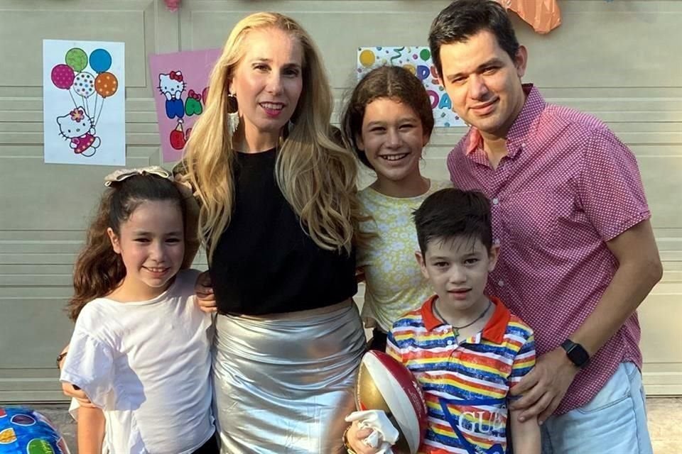 Juan Carlos Castro y Lizeth Guajardo de Castro con sus hijos