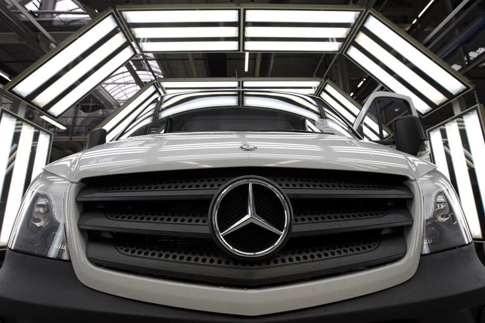 Daimler invertirá en los próximos años unos 587 millones de dólares en el desarrollo de capacidades de producción de células eléctricas en Europa.