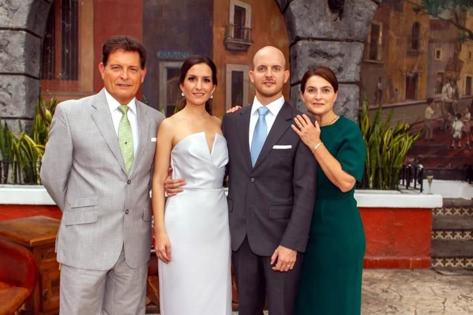 Jorge Montemayor, Adriana Carrillo, Angel Montemayor y Norma González de Montemayor
