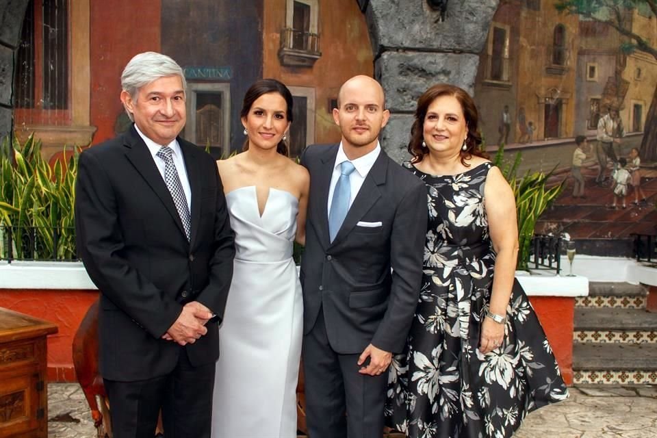 Fernando Carrillo, Adriana Carrillo, Angel Montemayor y Adriana Morales