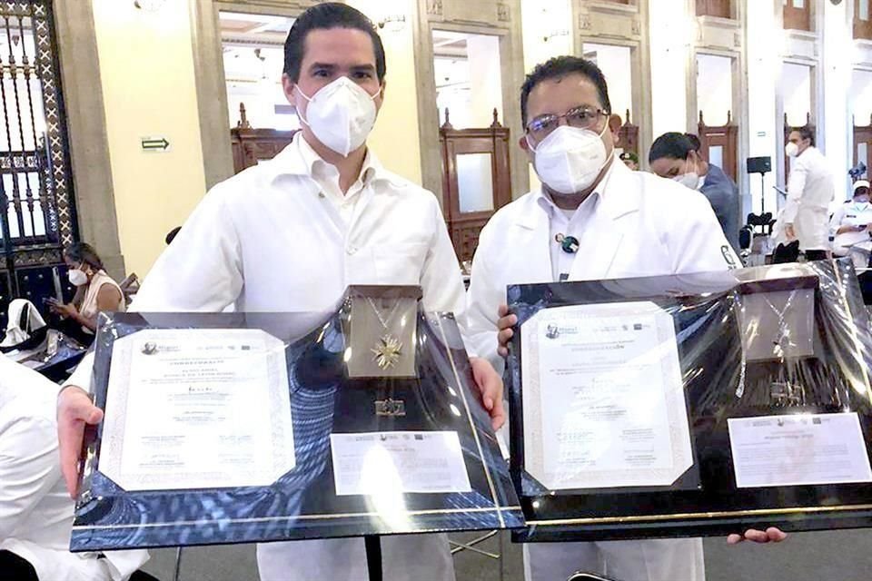 El cardiólogo Aldo Ariel Ponce y el enfermero Jaime Leura Hernández, de la Clínica 17 del IMSS, recibieron el Grado Collar de la Condecoración Miguel Hidalgo por su labor durante la pandemia.
