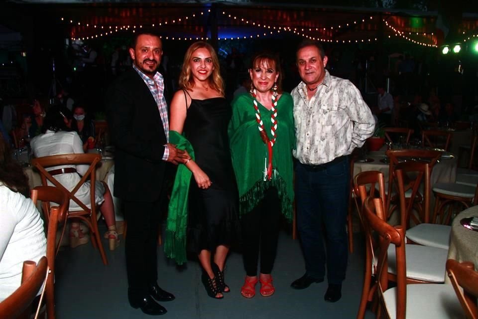 Joe de León, Celia González, Nelly de Treviño y Alfredo Treviño