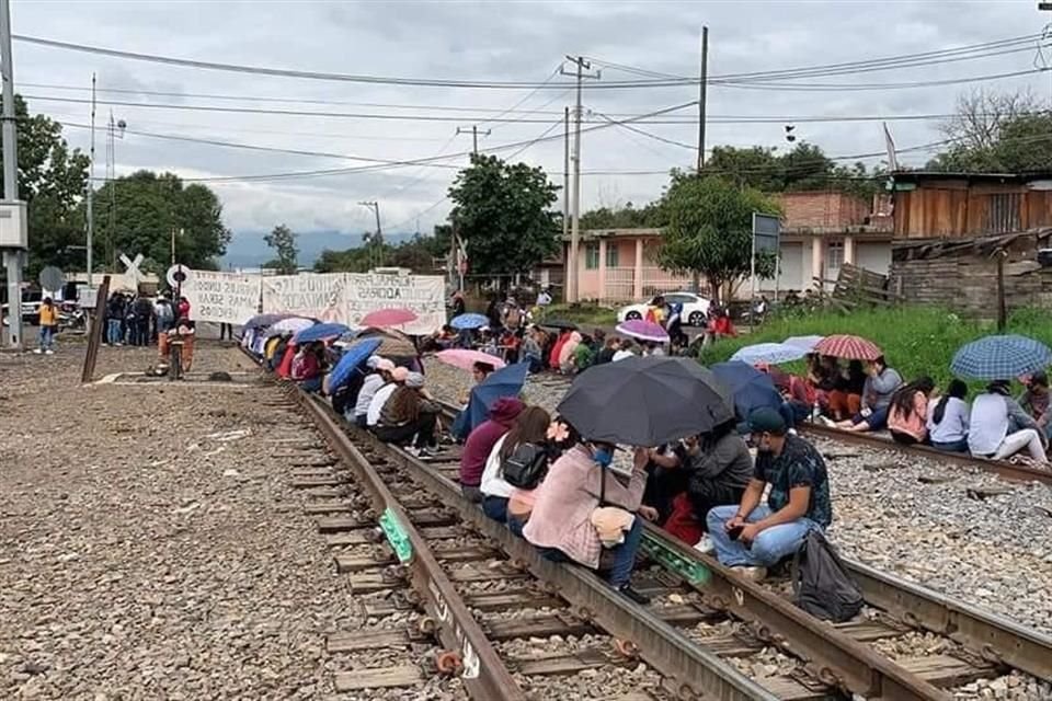 Normalistas bloquearon hoy las vías férreas de Caltzontzin-Uruapan, en Michoacán.