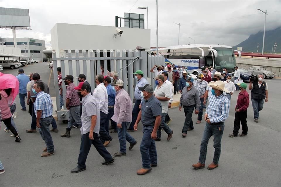 Unos 300 productores agrícolas de Tamaulipas tomaron las instalaciones de la CNA en NL. 