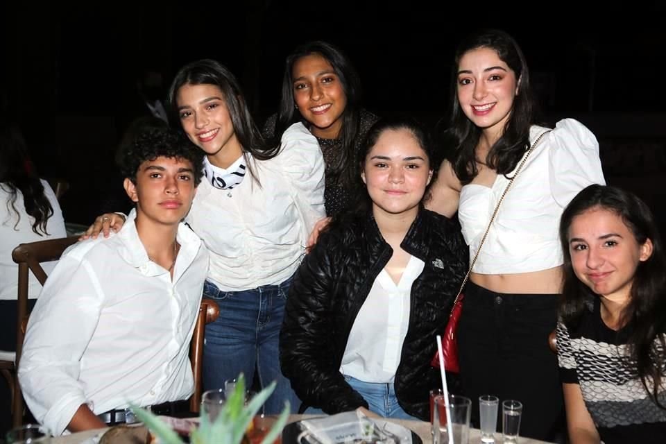 Daniel Palacios, Valeria de Leon, Victoria Escudero, Caro de Leon , Camila Marroquín y Victoria Guzman