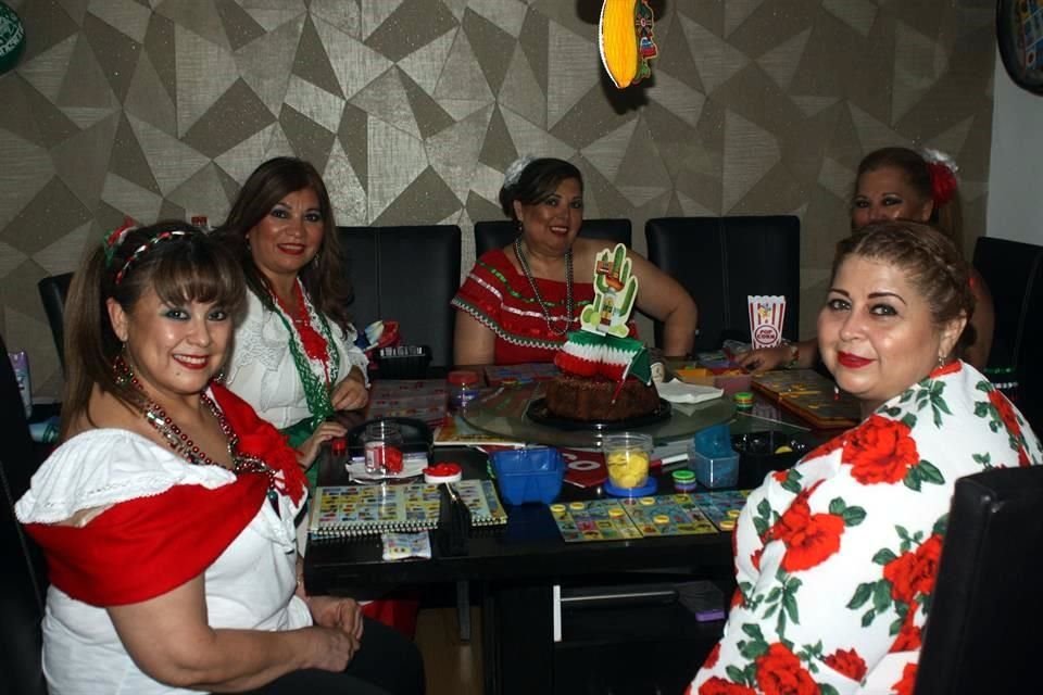Nelly Pérez, Thelma Flores, Rosy Flores, Mayela Flores y Magda García