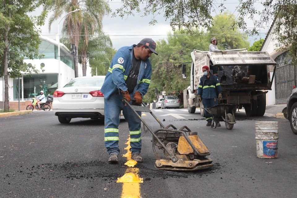 A cuatro meses de ser reportado, Servicios Públicos de San Pedro tapó ayer un hundimiento y un bache en la calle Río Moctezuma, entre Río San Lorenzo y Vía Savotino, en Fuentes del Valle.
