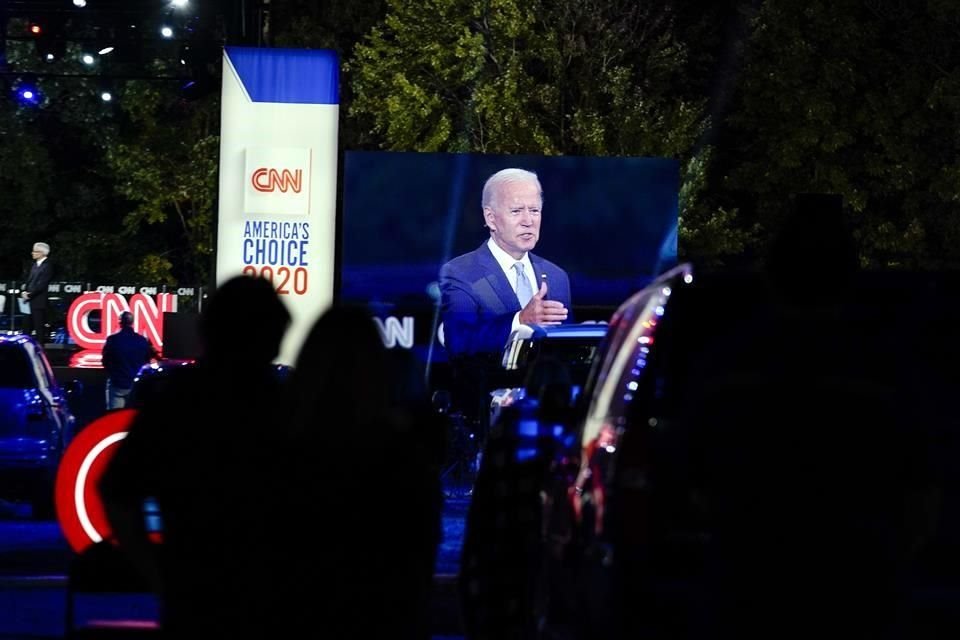 Biden participó en el encuentro con un formato inusual: los espectadores vieron el evento desde sus autos.