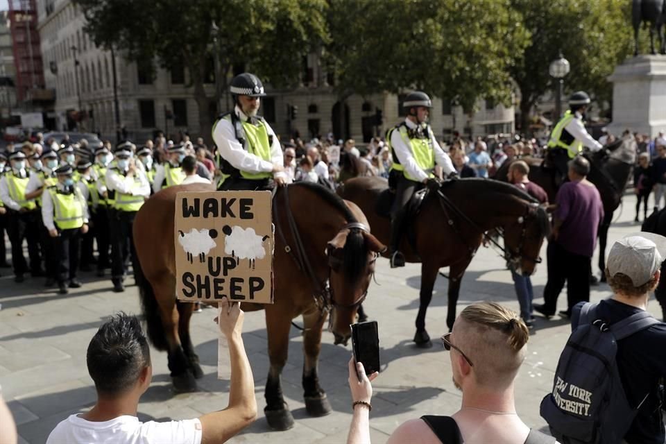 Oficiales de policía vigilan la manifestación en Londres contra las restricciones por Covid-19.