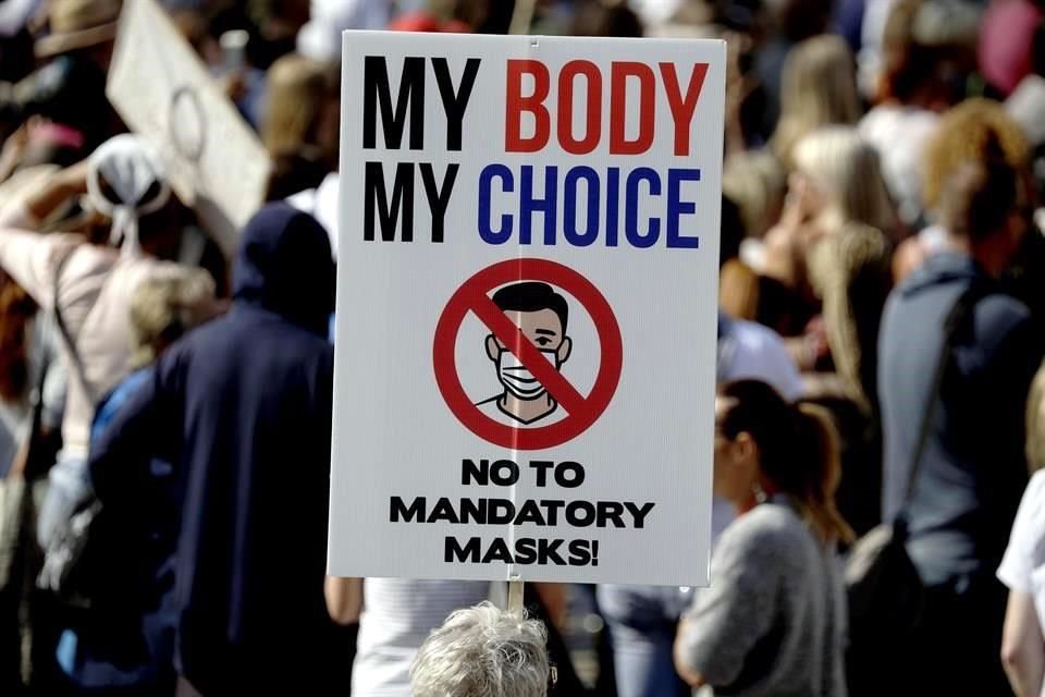 Los manifestantes replicaron el eslogan 'Mi cuerpo, mi decisión', de la lucha por el aborto legal, para rechazar el uso obligatorio de mascarillas.