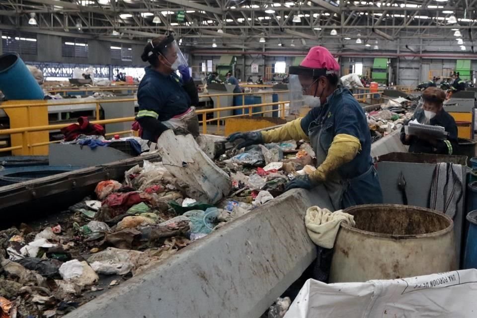 Los empleados en las líneas de la Clasificadora de Simeprode se encargan de rescatar material como aluminio, cartón y plástico, de entre desechos en los que llega a haber hasta extremidades humanas.