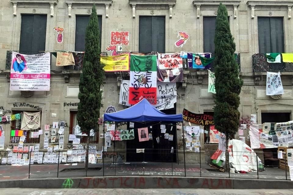 El edificio está tomado por el grupo 'Bloque Negro'.