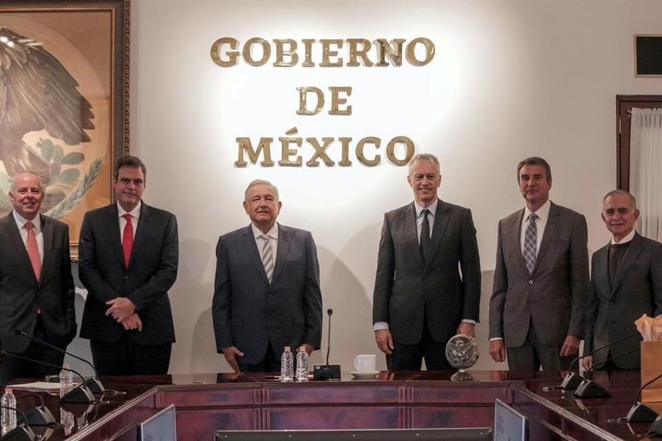 Presidente López Obrador (centro izquierda) y James Quincey (centro derecha) CEO de Coca-Cola.
