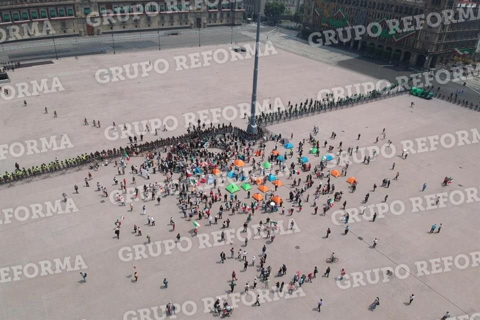 Integrantes de Frena arribaron al Zócalo y colocaron casas de campaña en protesta contra el Presidente.