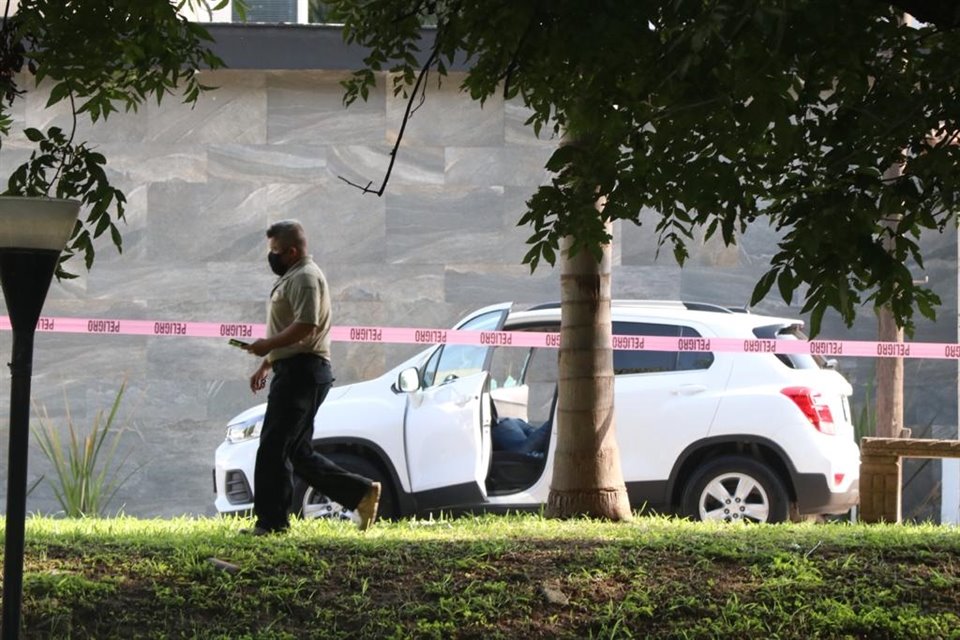 El cuerpo de la víctima quedó en una camioneta Chevrolet Trax.