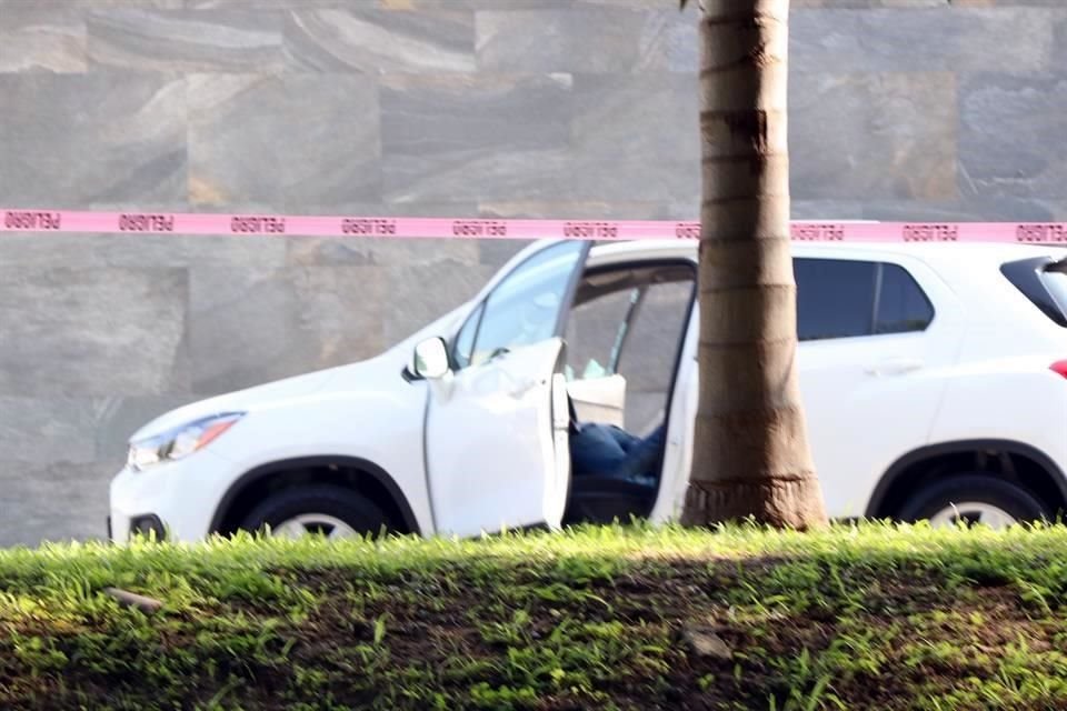Un hombre fue asesinado a balazos en el cruce de la Calzada San Pedro y Fuentes del Valle, en la Colonia Fuentes del Valle.